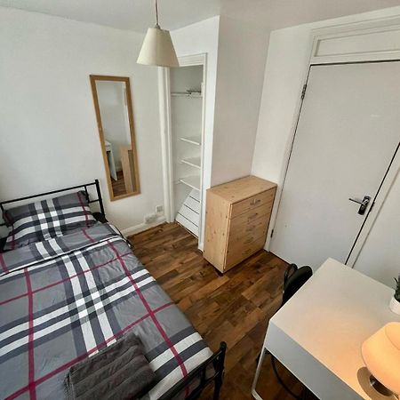 Whitechapel Station Rooms Лондон Экстерьер фото
