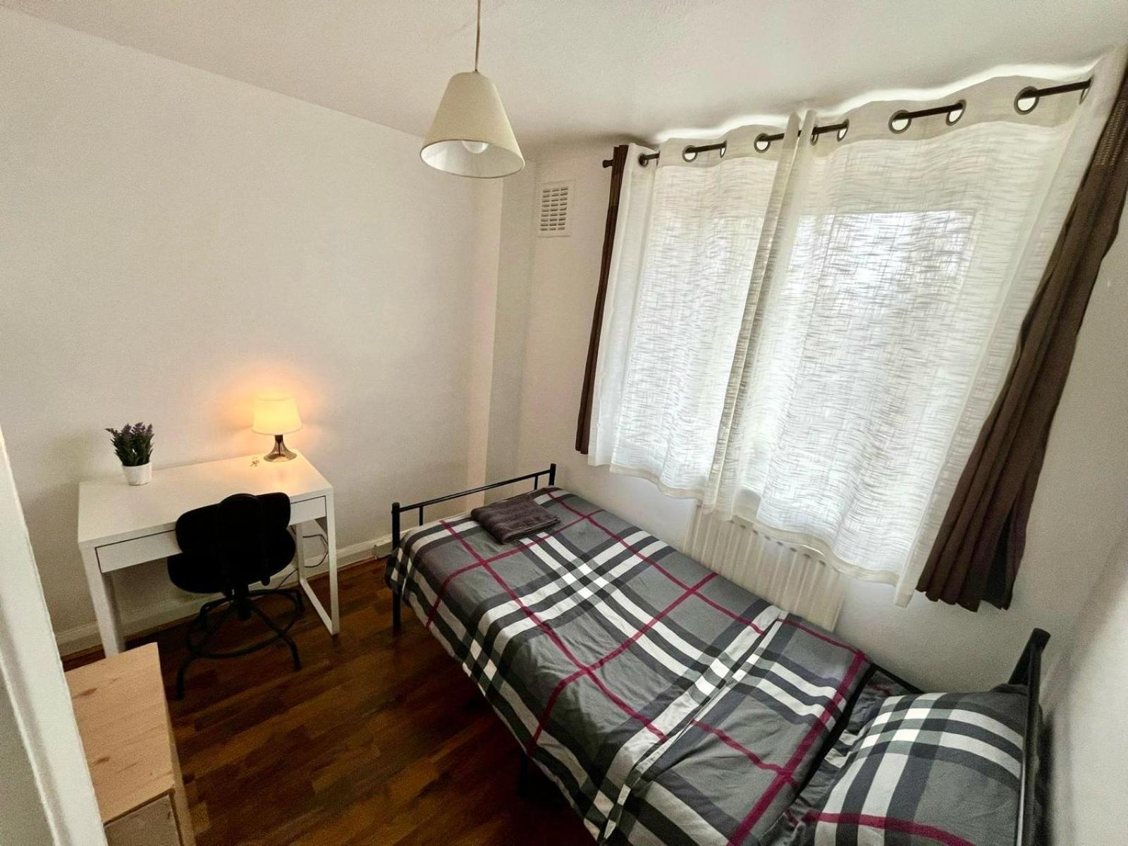 Whitechapel Station Rooms Лондон Экстерьер фото
