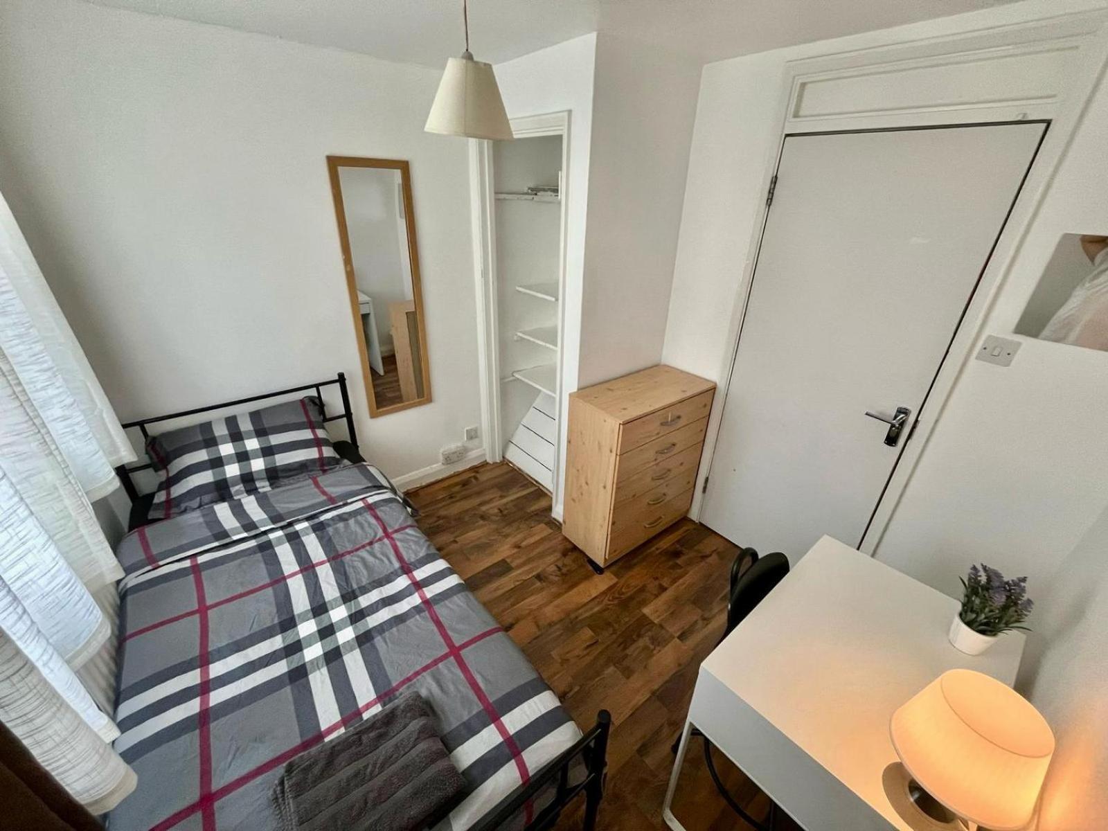 Whitechapel Station Rooms Лондон Экстерьер фото