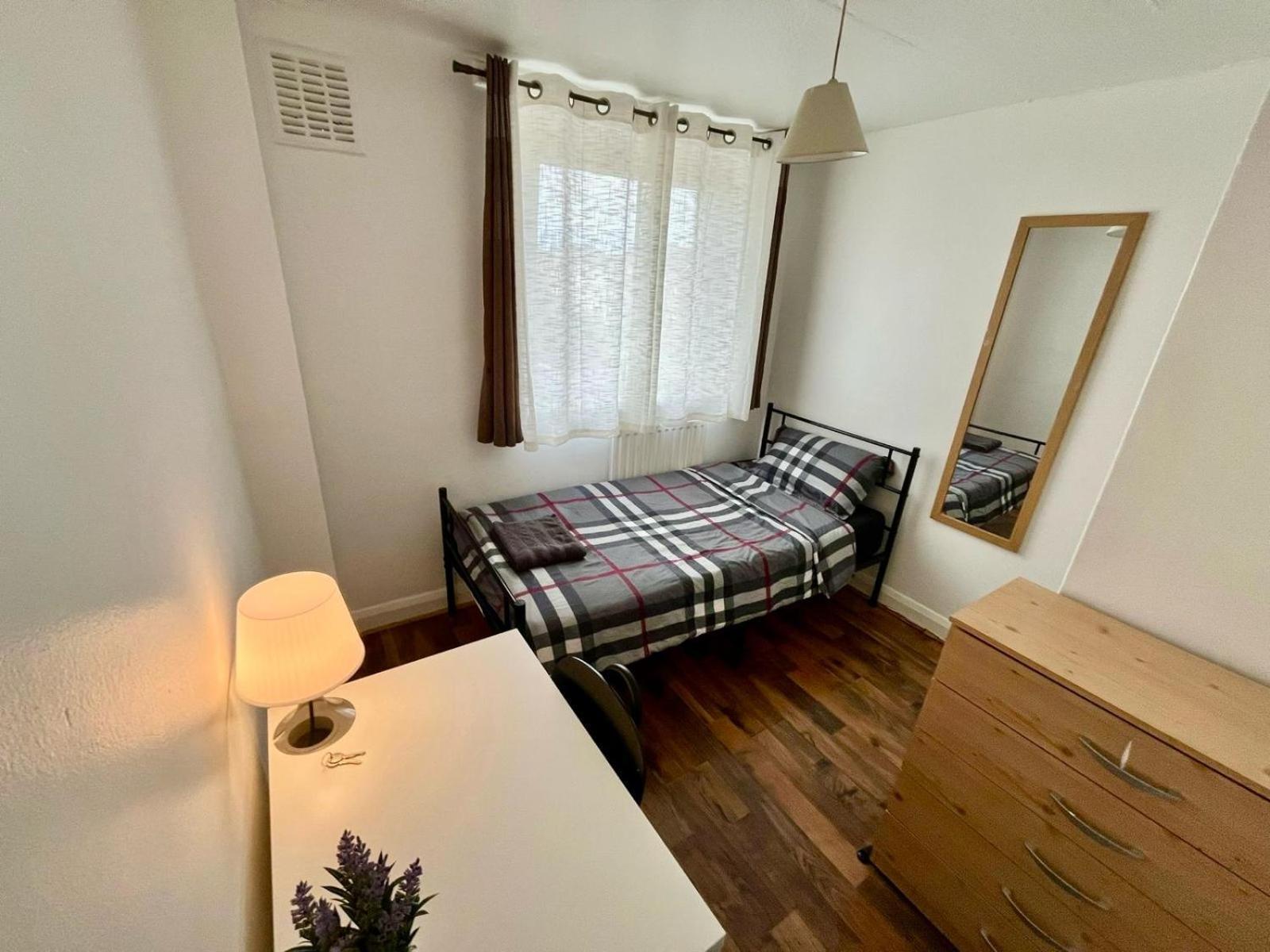 Whitechapel Station Rooms Лондон Экстерьер фото