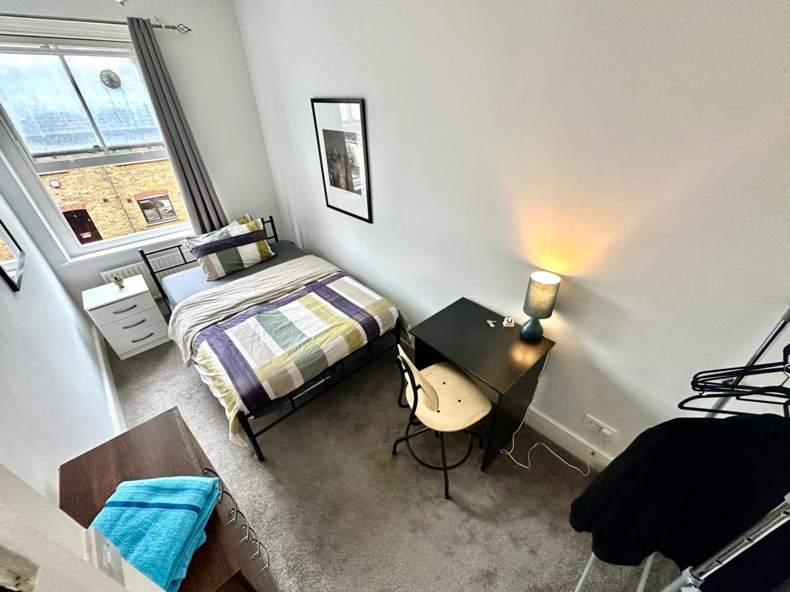Whitechapel Station Rooms Лондон Экстерьер фото