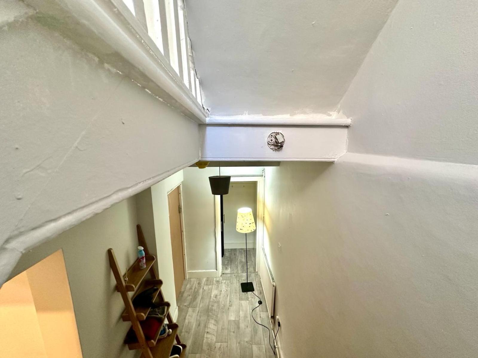 Whitechapel Station Rooms Лондон Экстерьер фото