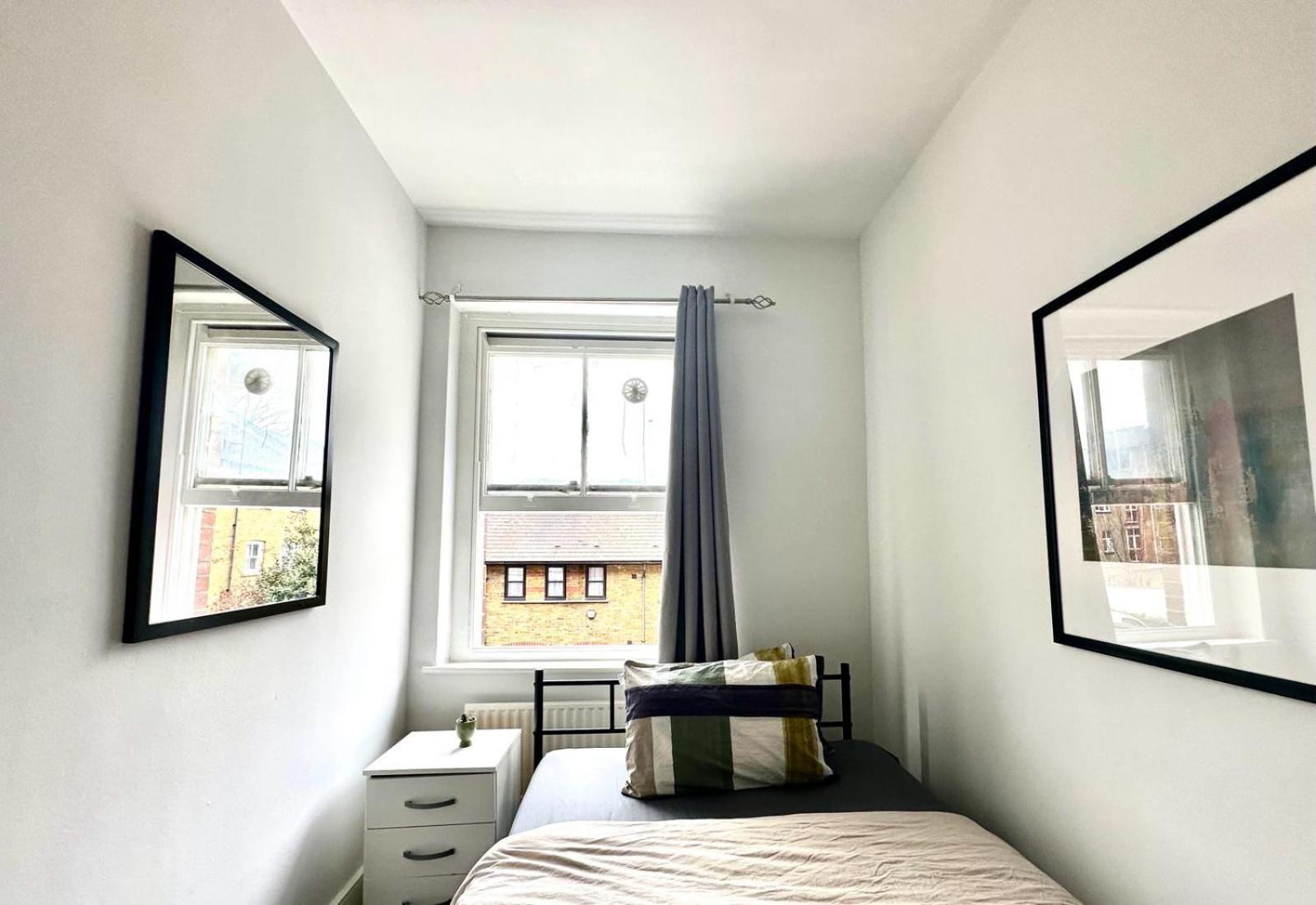 Whitechapel Station Rooms Лондон Экстерьер фото