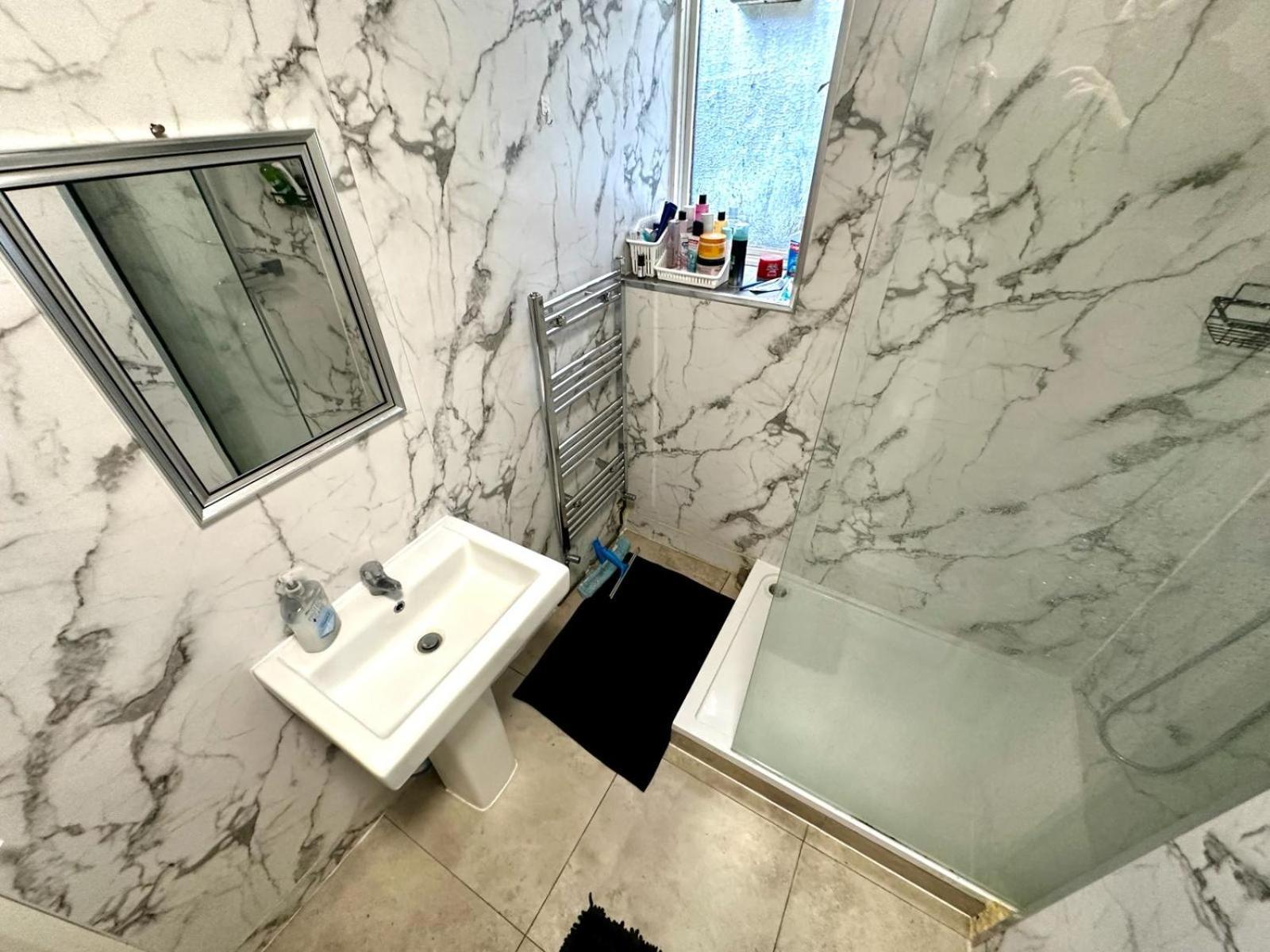 Whitechapel Station Rooms Лондон Экстерьер фото