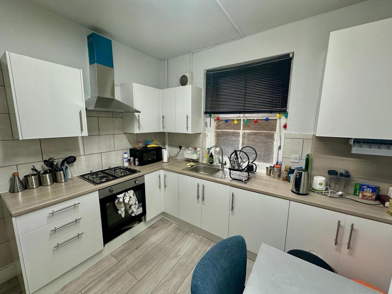 Whitechapel Station Rooms Лондон Экстерьер фото