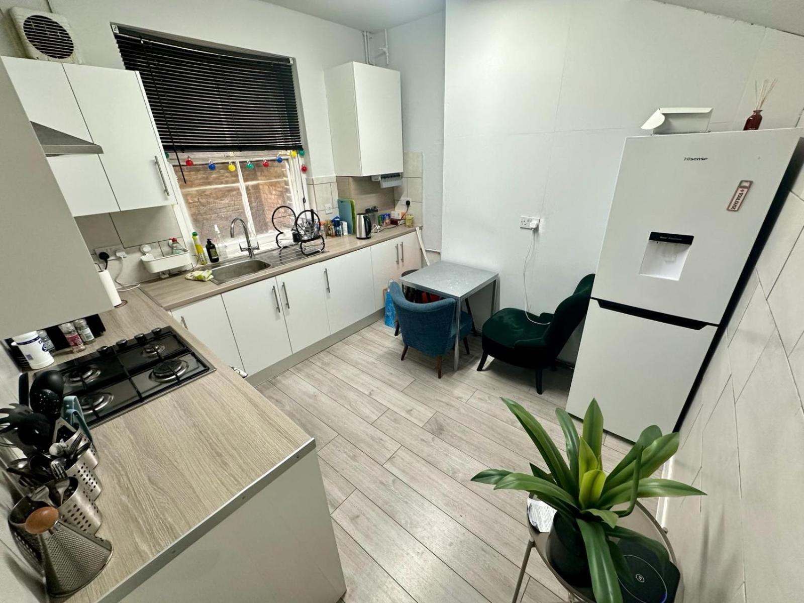 Whitechapel Station Rooms Лондон Экстерьер фото